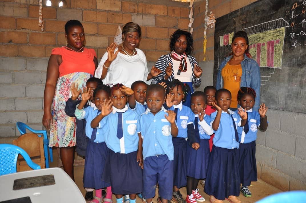 Alumnos y maestras en un aula de la escuela de Douala